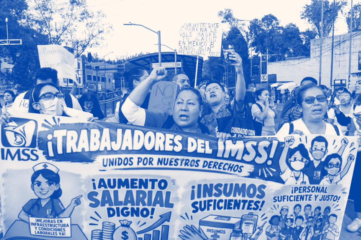 Trabajadores del IMSS con pancartas marchan por una avenida de la Ciudad de México