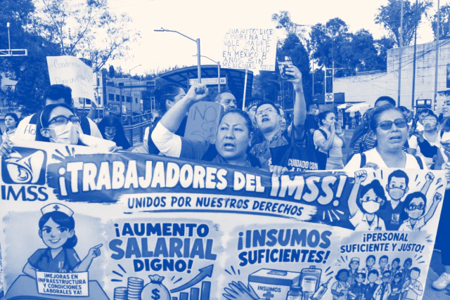 Trabajadores del IMSS con pancartas marchan por una avenida de la Ciudad de México
