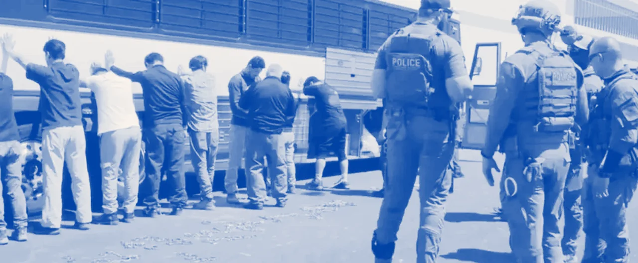 La Casa Blanca eleva a 3,000 por día la meta de arrestos de ICE y analiza deportar migrantes por mar
