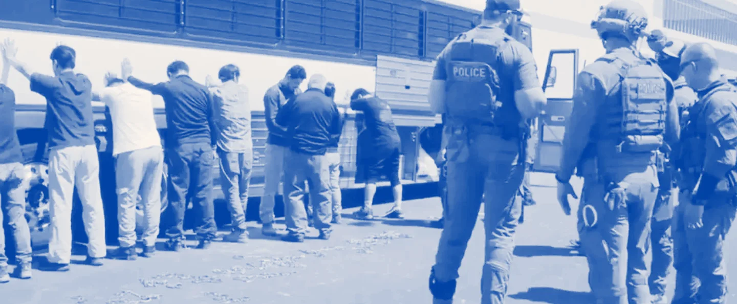 La Casa Blanca eleva a 3,000 por día la meta de arrestos de ICE y analiza deportar migrantes por mar