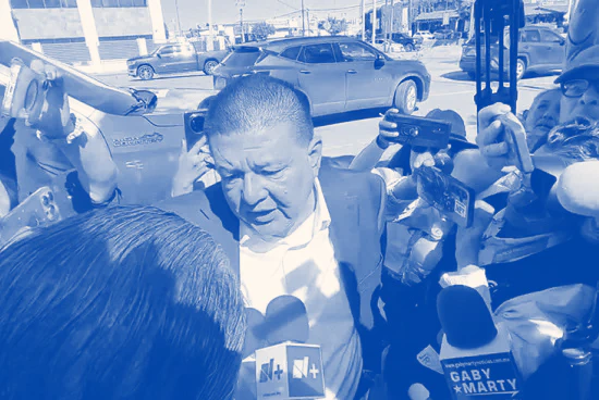 Exfiscal de Chihuahua César Jáuregui rodeado de escoltas al llegar a las oficinas de la FGR