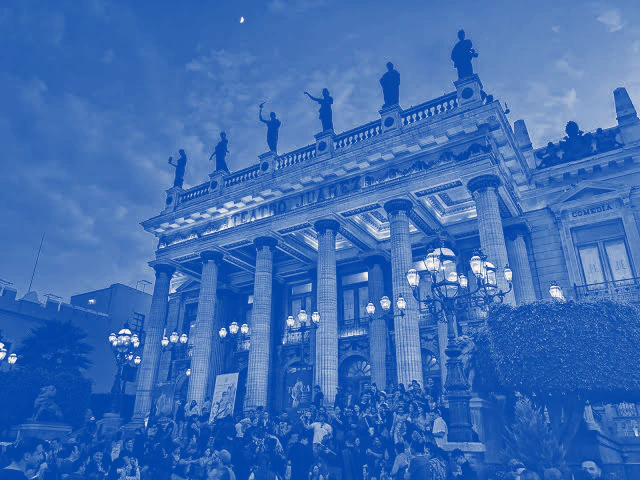 Público frente al Teatro Juárez de Guanajuato durante una noche del festival