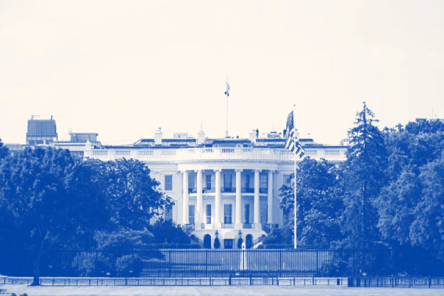 Fachada de la Casa Blanca en Washington, con bandera de Estados Unidos al frente