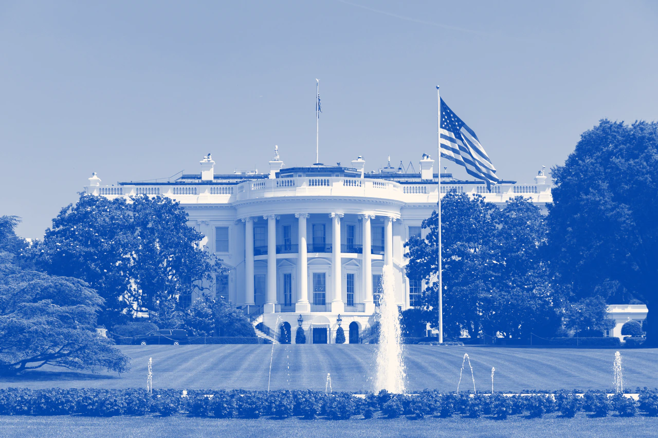 Fachada de la Casa Blanca en Washington, con bandera de Estados Unidos al frente