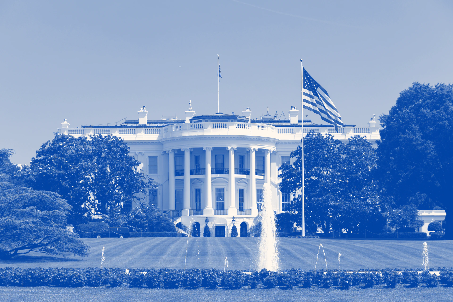 Fachada de la Casa Blanca en Washington, con bandera de Estados Unidos al frente