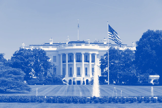 Fachada de la Casa Blanca en Washington, con bandera de Estados Unidos al frente